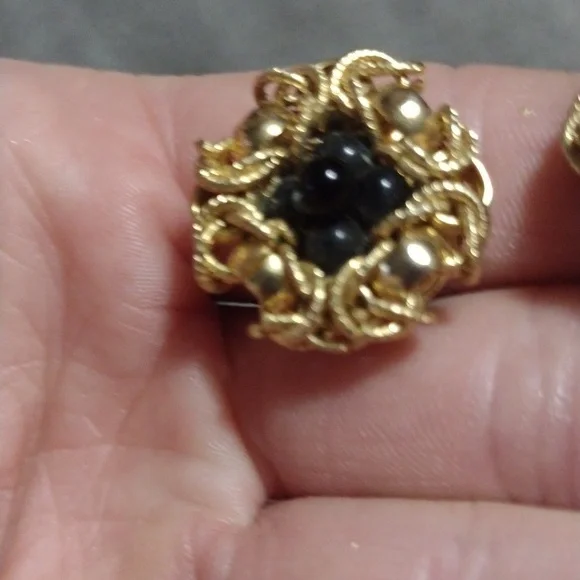 VINTAGE JAPAN MARKED FILIGREE GOLD-TONE BLACK BEADED BUTTON CLIP-ON 1" EARRINGS - Picture 5 of 10